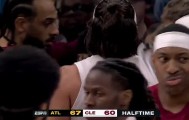 开云体育-半场：骑士以60-67落后老鹰，莫布利16+10米切尔14分