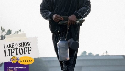 开云体育app-湖人官推晒球员前往客场登机照：6个客场地点